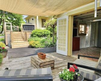 Town of Lunenburg 3 BR- with 3 decks! - Lunenburg - Patio