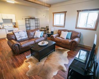 It's not just a stay, it's an experience! - Elizabethtown - Living room