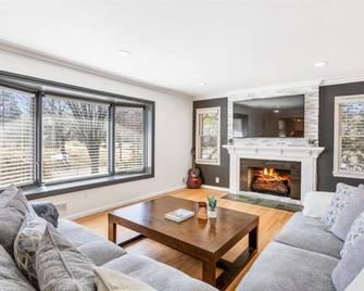 Spacious 3 BR Modern Home in Grosse Pointe Park - Grosse Pointe Park