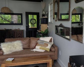 Urban Pines: The Dam Hideaway/Unique/Tiny/Treehouse - Boaz - Living room