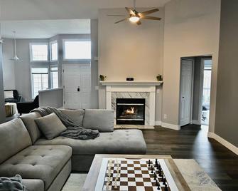Stunning Ranch Home in Walkable Gorgeous Happy Valley Neighborhood - Happy Valley - Living room