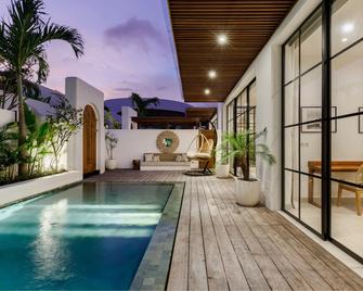 Family Nest Experience Villas - Denpasar - Pool