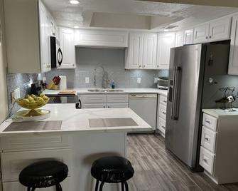 Cozy Condo - Roswell - Kitchen