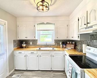 The Hen House - Edenton - Kitchen