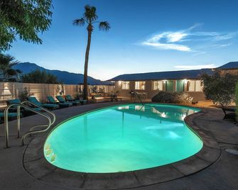 Nurturing Nest Mineral Hot Springs and Spa - Desert Hot Springs - Piscina