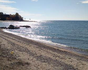 Beautiful 3 Bedroom Country Home In Tiny Beaches Near Lake Huron Georgian Bay - Penetanguishene - Playa
