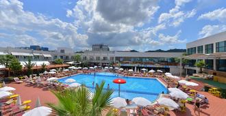 特斯泰拉酒店 - 地拉那 - 地拉那 - 游泳池