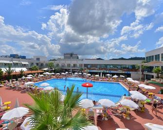 Te Stela Resort - Tirana - Piscina