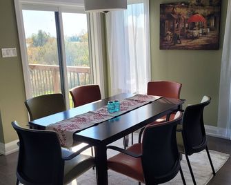 Quiet Riverfront , Pet friendly - Casselman - Dining room