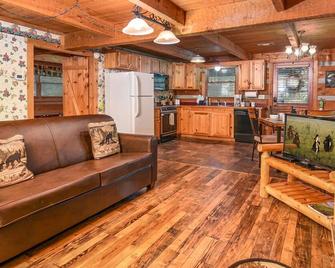 Time to Relax - 5 1/2 miles from the main strip, Pigeon Forge TN - Pigeon Forge - Wohnzimmer