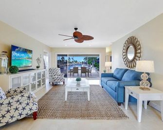 Waterfront home with pool and foosball table - Marco Island - Living room
