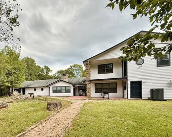 Spacious farmhouse in Cleveland-Big Family Gathering-8bedrooms, 14beds - Cleveland - Budova