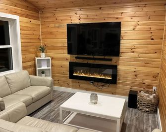 Treeside Retreat with Hot tub - Windsor Forks - Σαλόνι