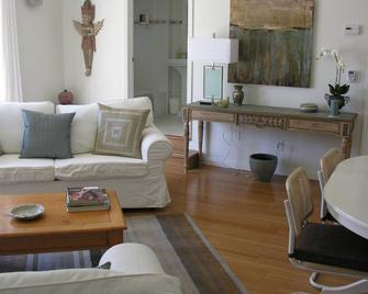 Garden Guesthouse, 2 bed, 2 bath, close to Universal Studios & Hollywood Blvd - Los Angeles - Living room