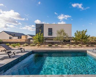 Vacation House Marton - Mandre, Pag - Kolan - Pool