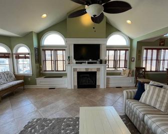 Sic Palm Tree Oasis: 4br + Bonus Room In The Heart Of Sic - Sea Isle City - Wohnzimmer