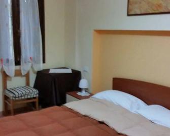 Hotel Villa Bredina - Sale Marasino - Slaapkamer