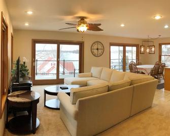 Beautiful lakeview! 1 block to the public beach access, Boat dock AVALABLE! - Watervliet - Sala de estar