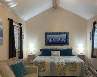 Newly remodeled Sitka Cabin. A quiet retreat in the woods near Seward Alaska - Bear Creek - Bedroom