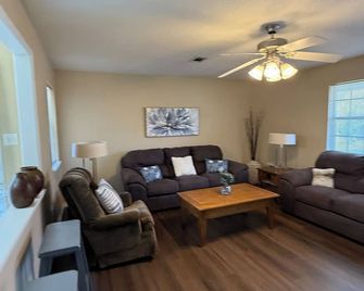 Louisville House: Charming 3-bedroom house in Russellville with Wi-Fi and AC - Russellville - Living room
