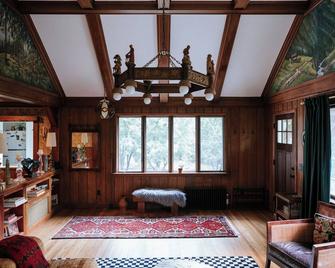 Gingerbread House- a 1950s Catskills Chalet- close to everything but tucked away - Big Indian - Living room