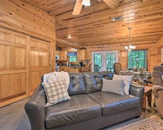 Hot Tub and Deck Broken Bow Azalea House - Broken Bow - Sala de estar