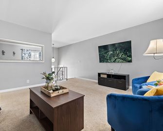 3bd/1.5bath entire home/Game room/Office/extended stays/FREE Wifi & Parking - Montgomery - Living room