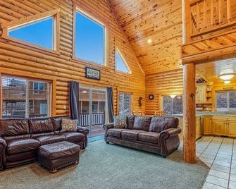 Worthen Cabin - Garden City - Living room