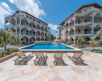 New-Oceanfront Penthouse West End - West End