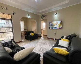 Kilimanjaro Hideaway - Moshi - Wohnzimmer