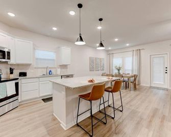 Spacious 4 Bedroom House in Temple with 5 Beds - Temple - Kitchen