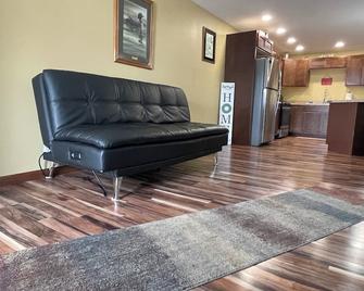 Our Boatyard Loft and Suites Unit A - Sandusky - Living room