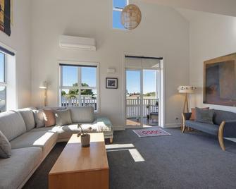 Trendy Townhouse - Nelson - Living room