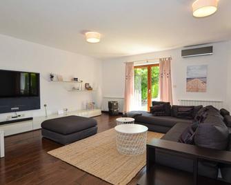 Sophisticated and Chic Villa With Pool - Kanfanar - Sala de estar