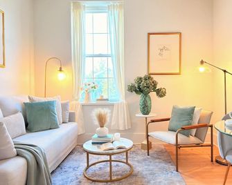 Fox Point Landing Residences - Providence - Living room