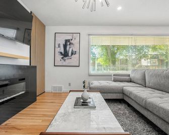 3bd Luxury Home, Steps to Calgary DT, River, Hospital - Calgary - Living room