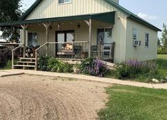 Rural Getaway at Homestead Lodge - Bottineau - Building