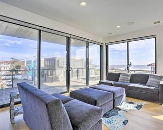 Luxury Long Beach Villa with Ocean Views! - Long Beach - Living room