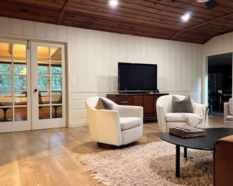 Charming Creekside Cottage nestled in the redwoods in quaint Boulder Creek - Boulder Creek - Living room