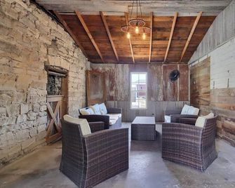 Mozart House, Unique 3 bed 3.5 Bath House with Spectacular Outdoor Space in Downtown Hermann, MO - Hermann - Lounge