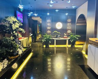 The North Garden Hotel Beijing Wangfujing-Located in the city center,adjacent to Wangfujing Street,Tiananmen Square,the Forbidden City, offering Beijing tour service - בייג'ין - דלפק קבלה