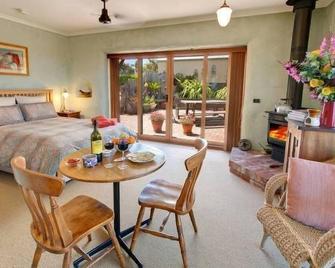 Hideaway in the Hills MillDuck StrawBale B&B - Bendigo - Essbereich