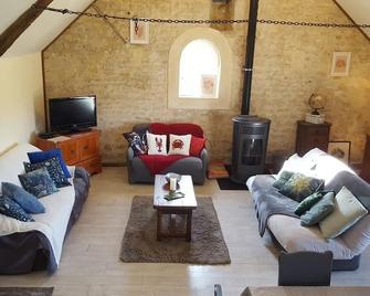 Charming cottage near Omaha Beach - Aure-sur-Mer - Living room