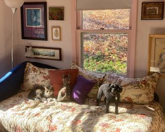 Woodstock Paradise with Gardens & Private Heated Pool--Gardener's Special! - Woodstock - Wohnzimmer