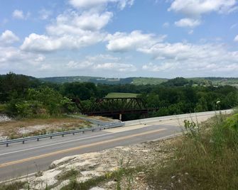 Cheap, Clean, & Comfortable!!! - Norfork - Outdoors view