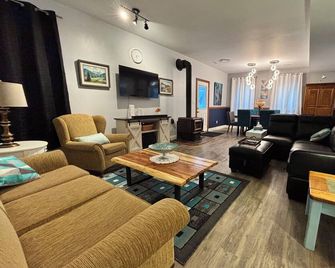 Spacious lane home among desert hills, full kitchen, level parking, easy access - Ashcroft - Living room