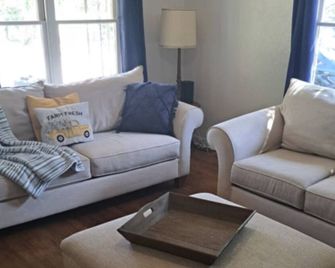 Cozy Country Home on a Historic Family Dairy Farm - 2BD in Midlothian TX - Midlothian - Sala de estar