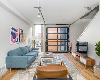 Tasteful Fremont 2BR w/ Lots of Light, nr Canal Park, by Blueground - Seattle - Wohnzimmer