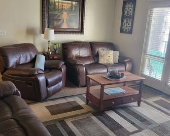 The Cambree: A 3 Bedroom, 2 bath fully furnished Deluxe Condo - Payson - Living room