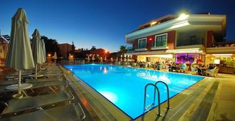 帕薩比酒店 - 馬馬利斯 - 馬爾馬里斯 - 游泳池